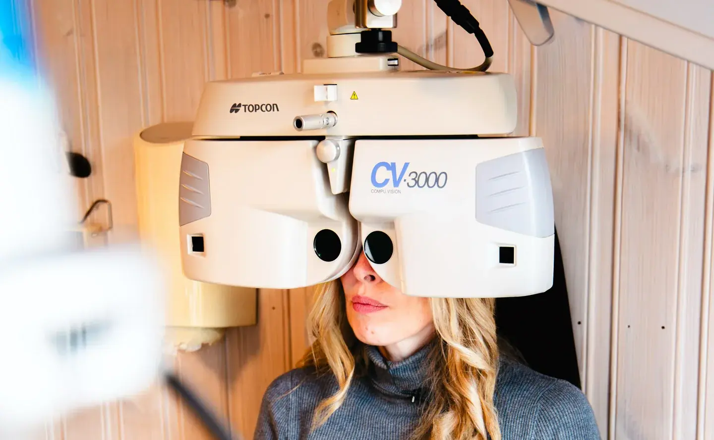 Kunde i synsundersøkelse ved foropteren hos c)optikk Spiten