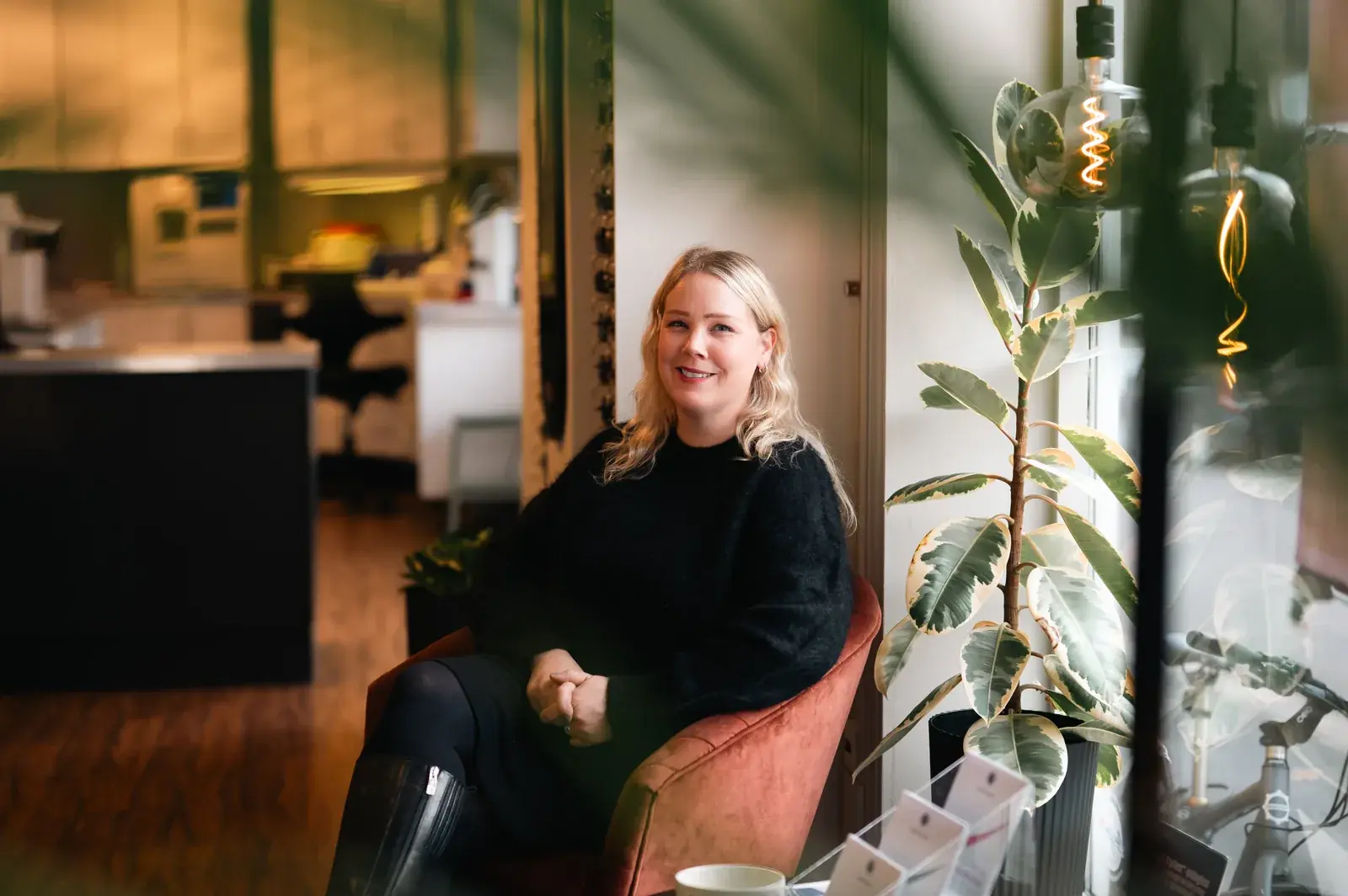 Katrine Onshus Spiten sitter i en stol i butikken