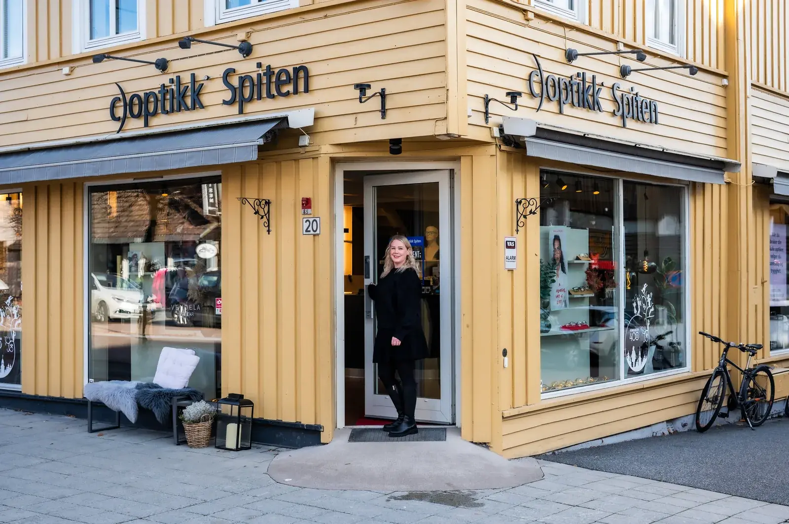 Optiker viser en kunde bilder av øyet på nettbrett under undersøkelsen